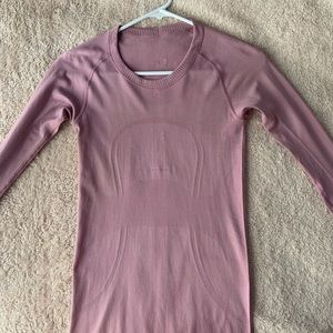 Size 4 LULULEMON LONG SLEEVE SWIFTLY TECH!!!